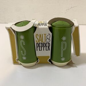 VTG Arrow Green Retro Plastic Salt & Pepper Shaker Set Original Box # 45 USA